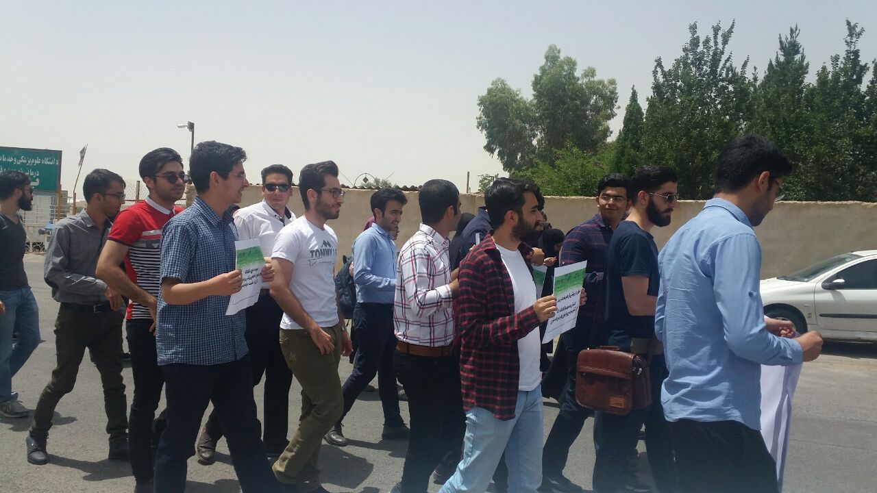 تجمع اعتراضی دانشجویان پزشکی یزد به سهمیه 5 درصد برای آزمون دستیاری +عکس