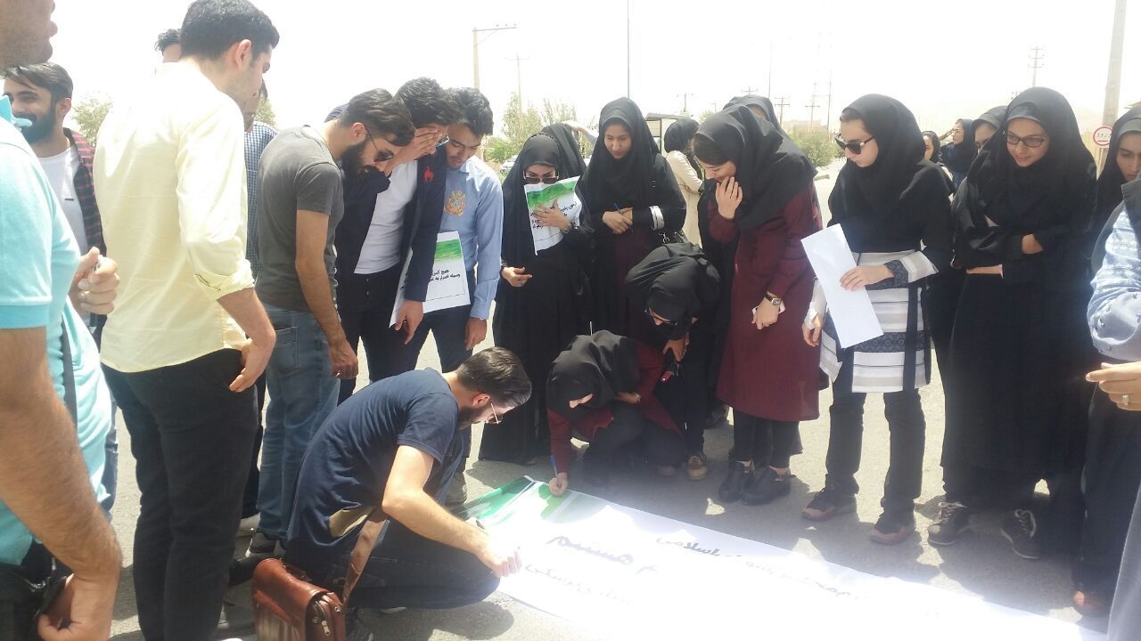 تجمع اعتراضی دانشجویان پزشکی یزد به سهمیه 5 درصد برای آزمون دستیاری +عکس