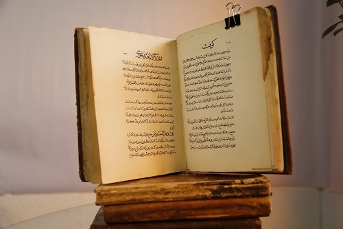 اهداء مجموعه کتاب‌های تاریخی با موضوع طب و طبابت به مرکز اسناد همدان