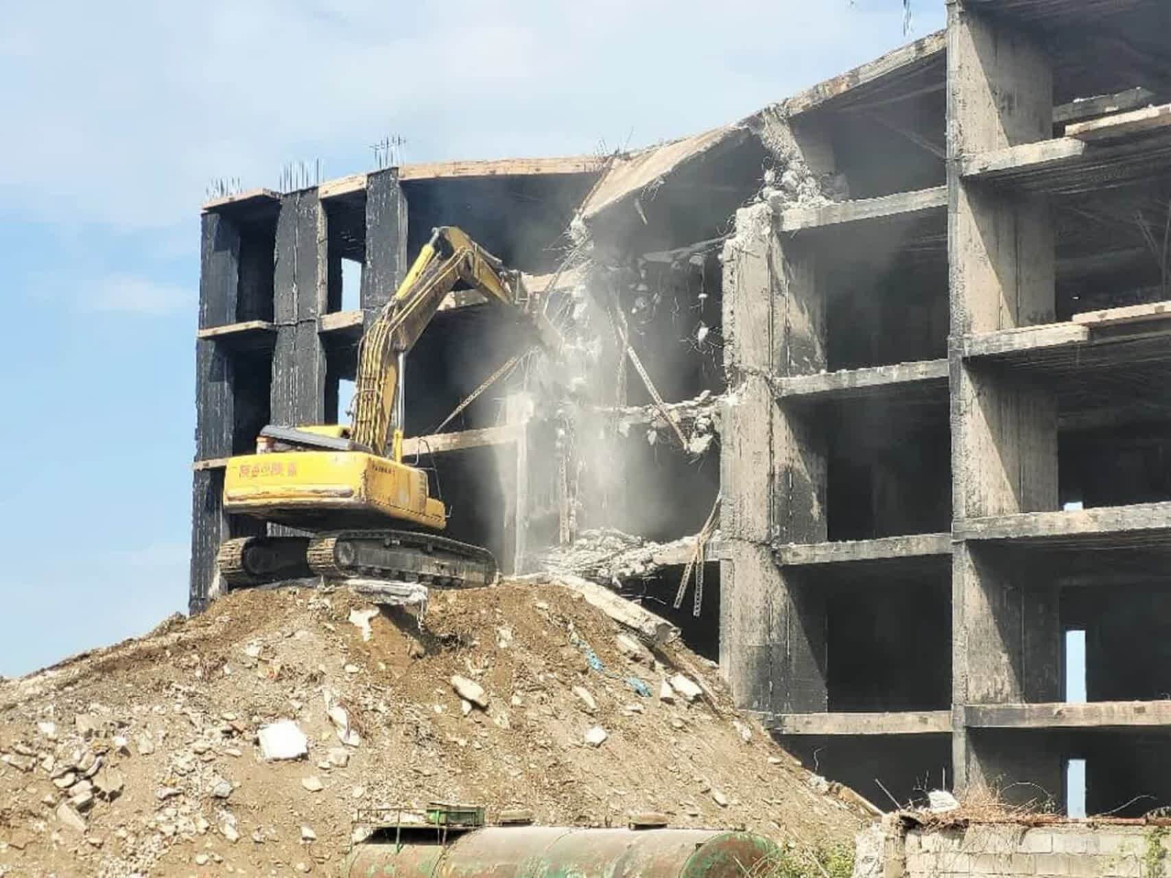 تخریب سازه ناایمن و نیمه کاره مسکن مهر شهرستان کردکوی آغاز شد