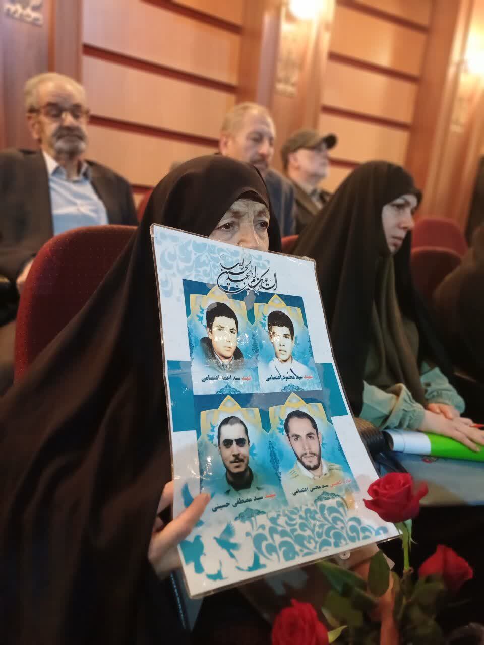 مادران و همسران شهدا ستون‌های پایداری این کشورند