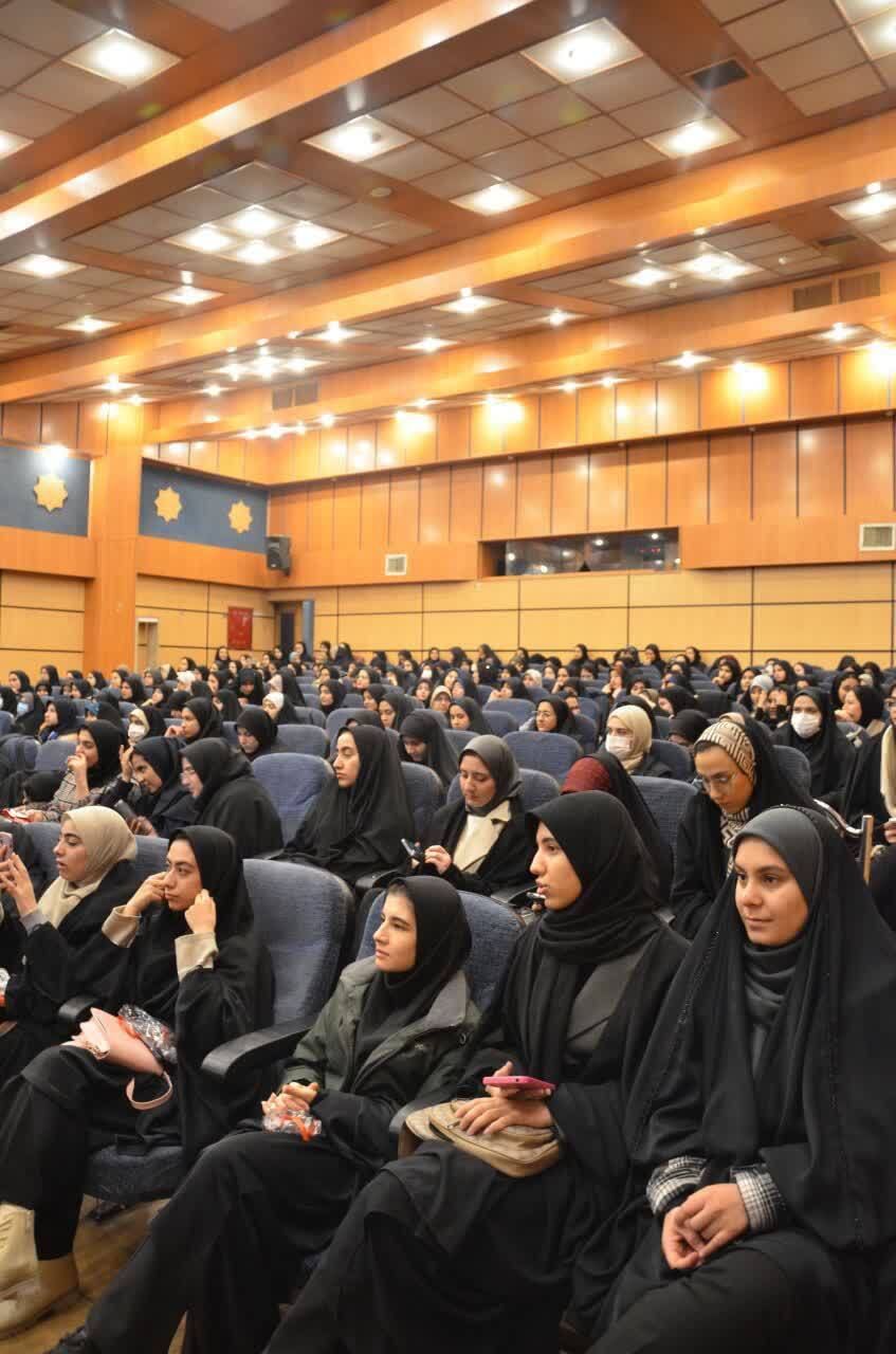 زن در جامعه باید نقش مشارکتی و اثرگذار داشته باشد زن در جامعه باید نقش مشارکتی و اثرگذار داشته باشد