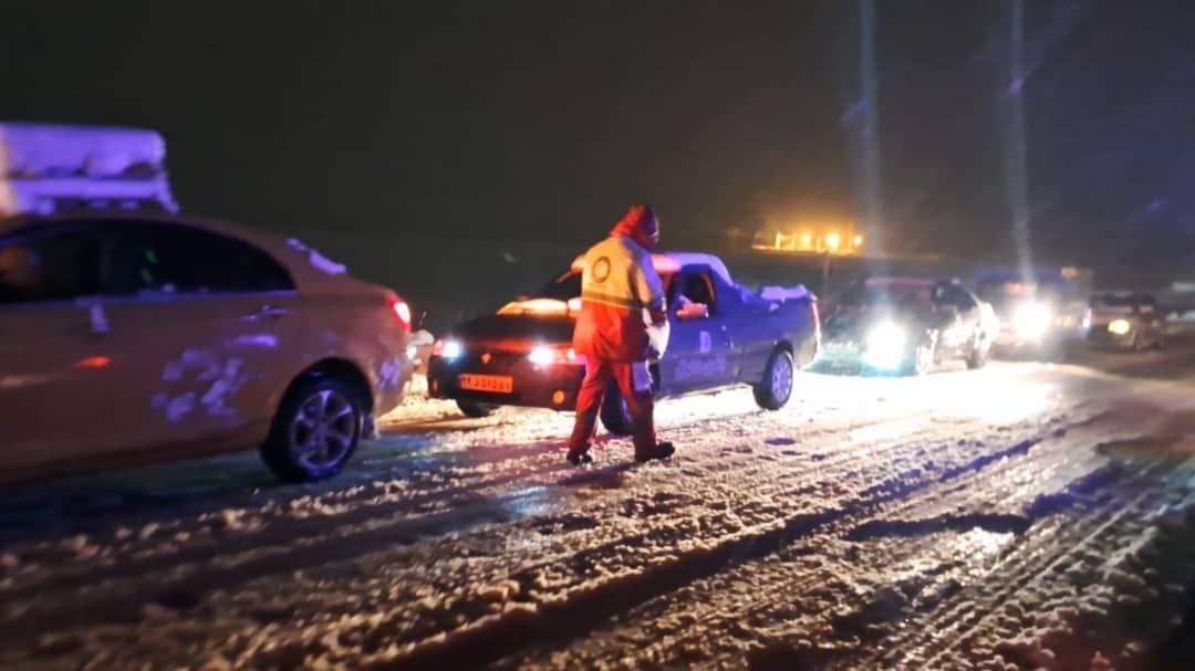 تصاویری از امدادرسانی هلال احمر به مسافران گرفتار در برف کردستان تصاویری از امدادرسانی هلال احمر به مسافران گرفتار در برف کردستان