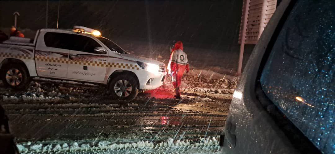 تصاویری از امدادرسانی هلال احمر به مسافران گرفتار در برف کردستان تصاویری از امدادرسانی هلال احمر به مسافران گرفتار در برف کردستان