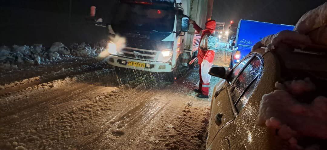 تصاویری از امدادرسانی هلال احمر به مسافران گرفتار در برف کردستان تصاویری از امدادرسانی هلال احمر به مسافران گرفتار در برف کردستان