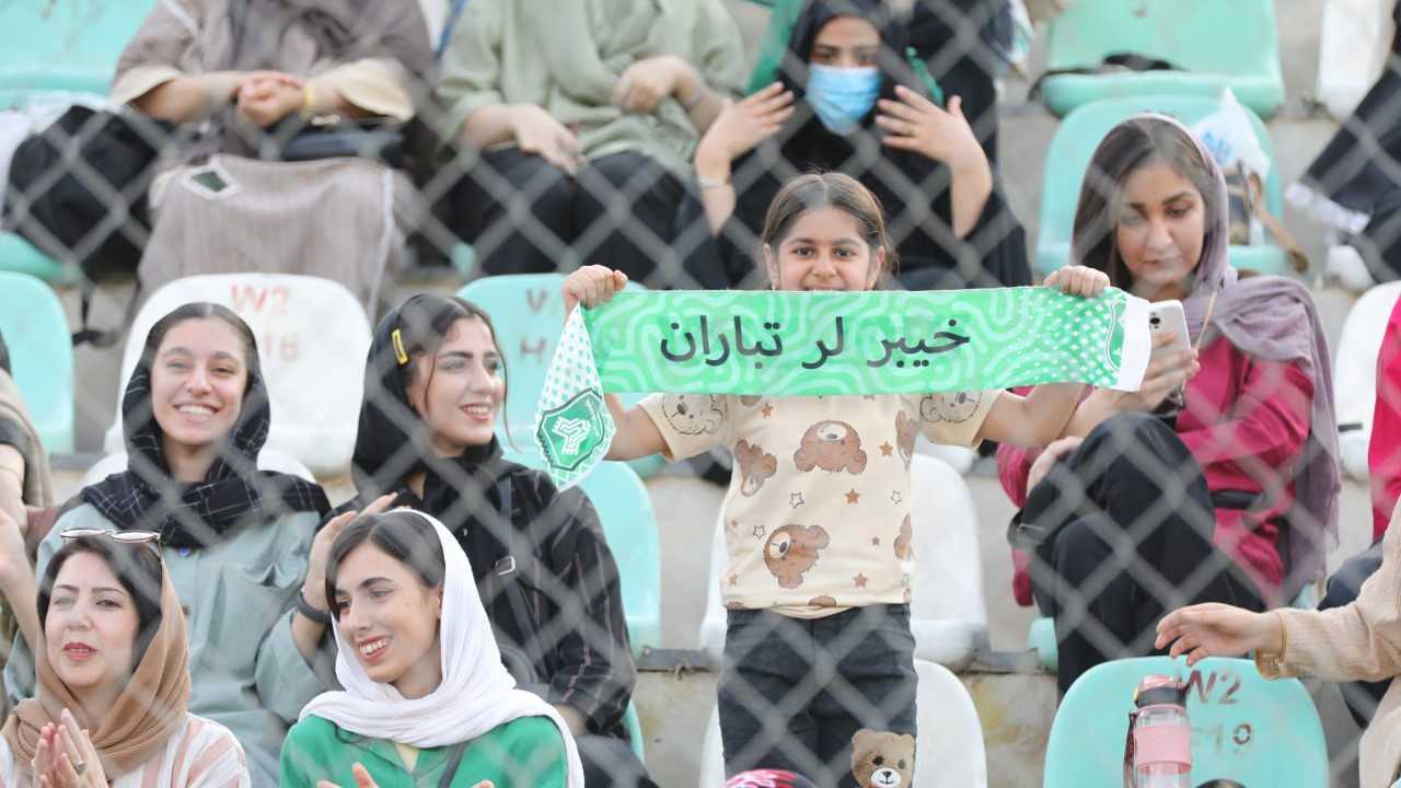 حضور پرشور بانوان در ورزشگاه تختی خرم&zwnj;آباد + فیلم